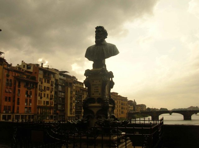 Buste majestueux sur le vieux pont de Florence