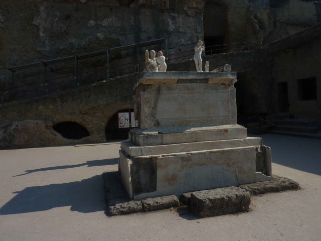 Photos ancien monument Herculanum
