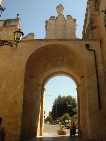 porte de la ville de Lecce dans les Pouilles