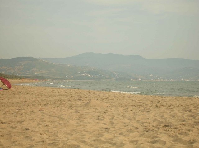 Image de la plage avec vue sur la montagne dans le sud de l Italie