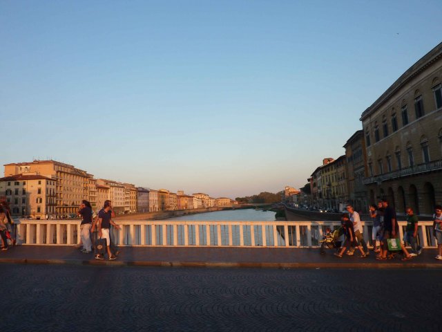 Le fleuve Arno traverse Pise et Florence