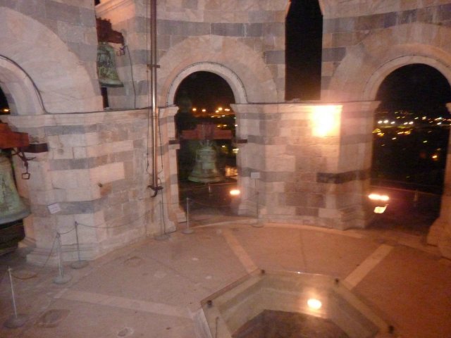 Vue du haut de la tour de Pise la nuit