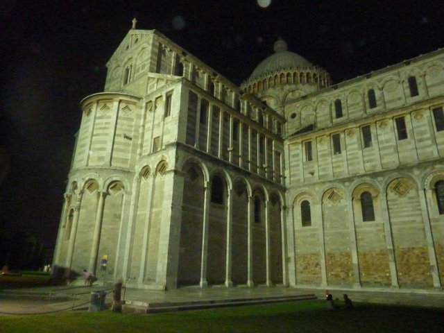 Photos du Baptistere de nuit dans la ville de Pise