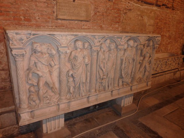Sculpture dans le cimetiere ou Camposanto de Pise sur la place des Miracles avec la tour de Pise