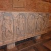 Sculpture dans le cimetiere ou Camposanto de Pise sur la place des Miracles avec la tour de Pise