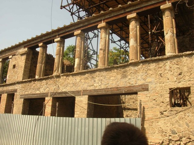 Edifice à 2 étages en cours de restauration à Pompei