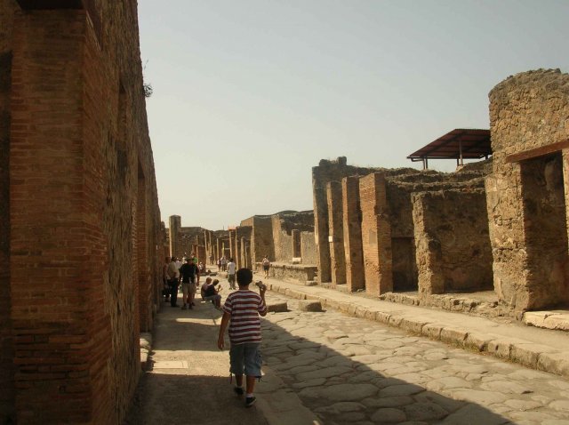 Hors saison les touristes sont nombreux dans la ville de Pompei