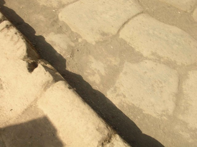Les trottoirs gigantesques des rues pavées de Pompei