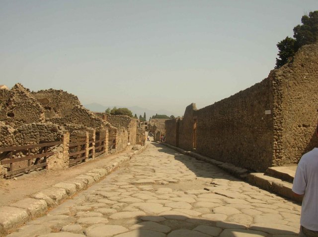 Murs et rue de Pompei avec vue sur les collines alentours