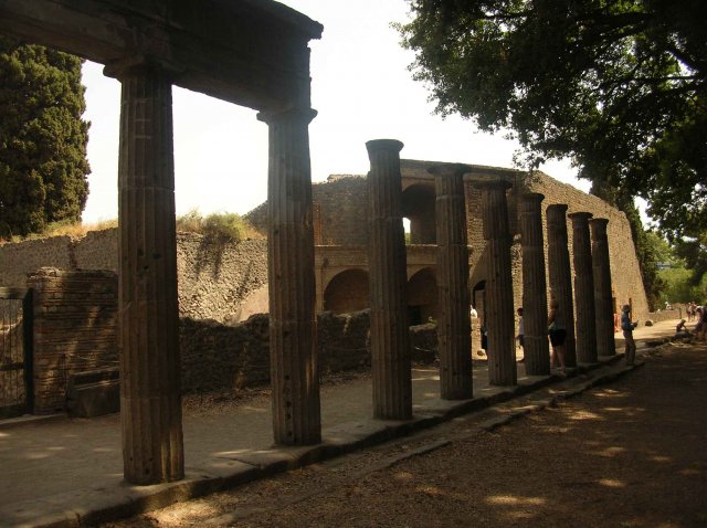 Chemin d'arrivé vers le théâtre romain de la cité de Pompei