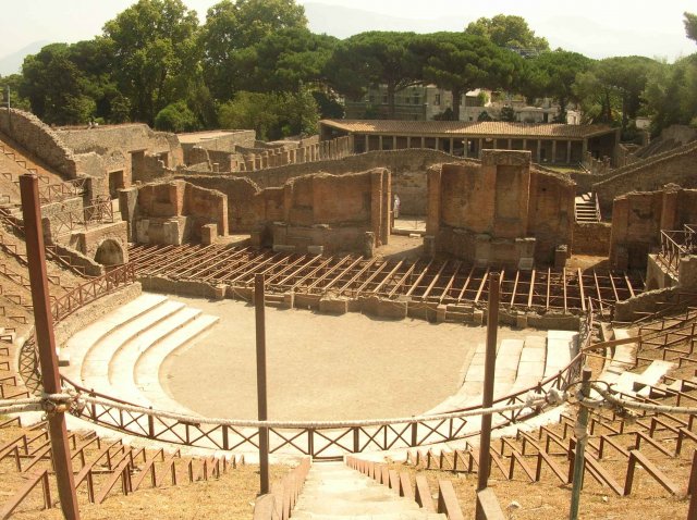 Vue des tribunes du théâtre romain de Pompei