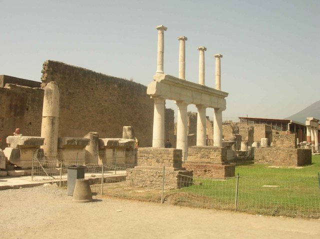 temples et cours à l'arrivée dans Pompei