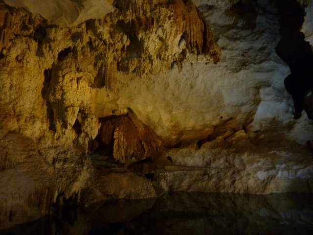 vue lumineuse de grottes en Sardaigne