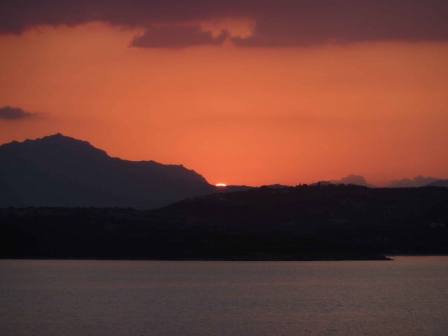 Vue du soleil couchant dans le nord Sarde