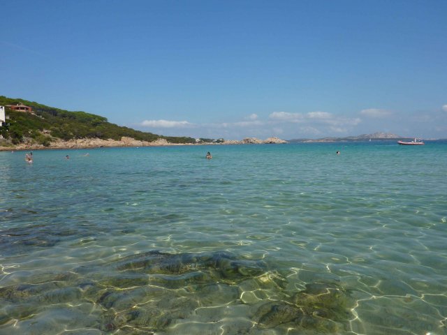 une des plus belles plages de Sardaigne sur la costa Esmeralda en face de la Corse