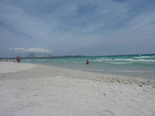 grande plage de sable blanc en Italie