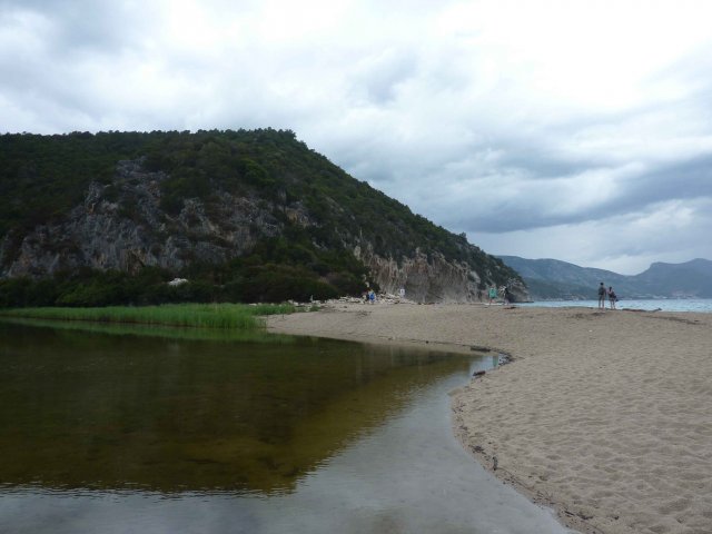 un petit lac entre la terre et la plage en Sardaigne