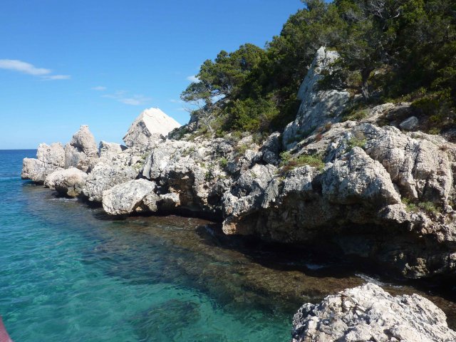 rochers et mer bleu en Sardaigne