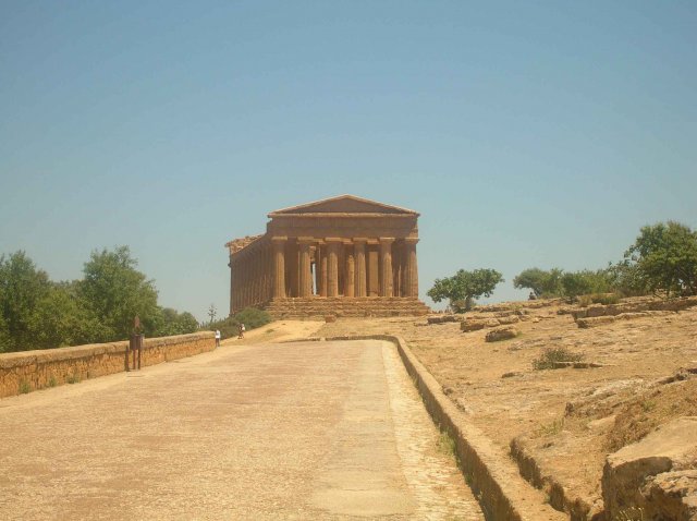 Photo de temple au bout du chemin de la vallée des temples à Agrigente en Sicile