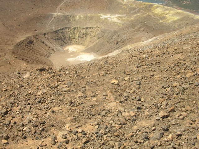 Des inconscient desende dans le cratere de Vulcano
