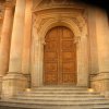 entrée de la Cathédrale de Noto en Sicile et en image