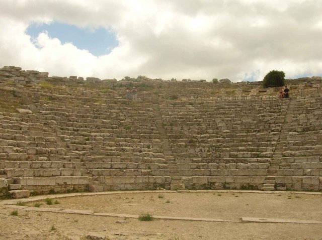 Photo de la vue du theatre grecques de Segeste en Sicile
