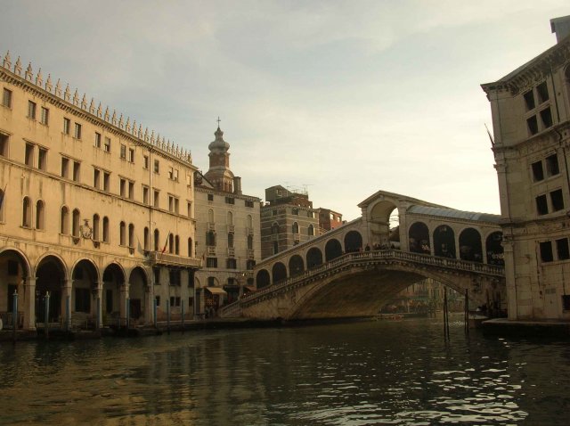 Le grand rio alto est le pont de Venise le plus celebre