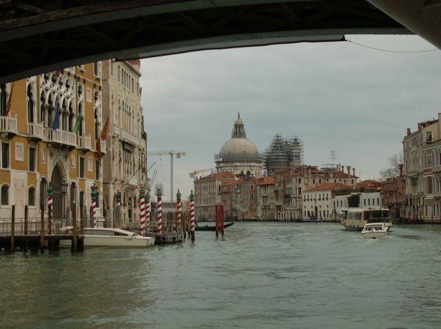 Passage sous un pont de Venise
