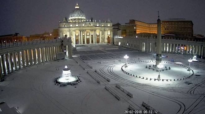 Place saint pierre de Rome sous la neige