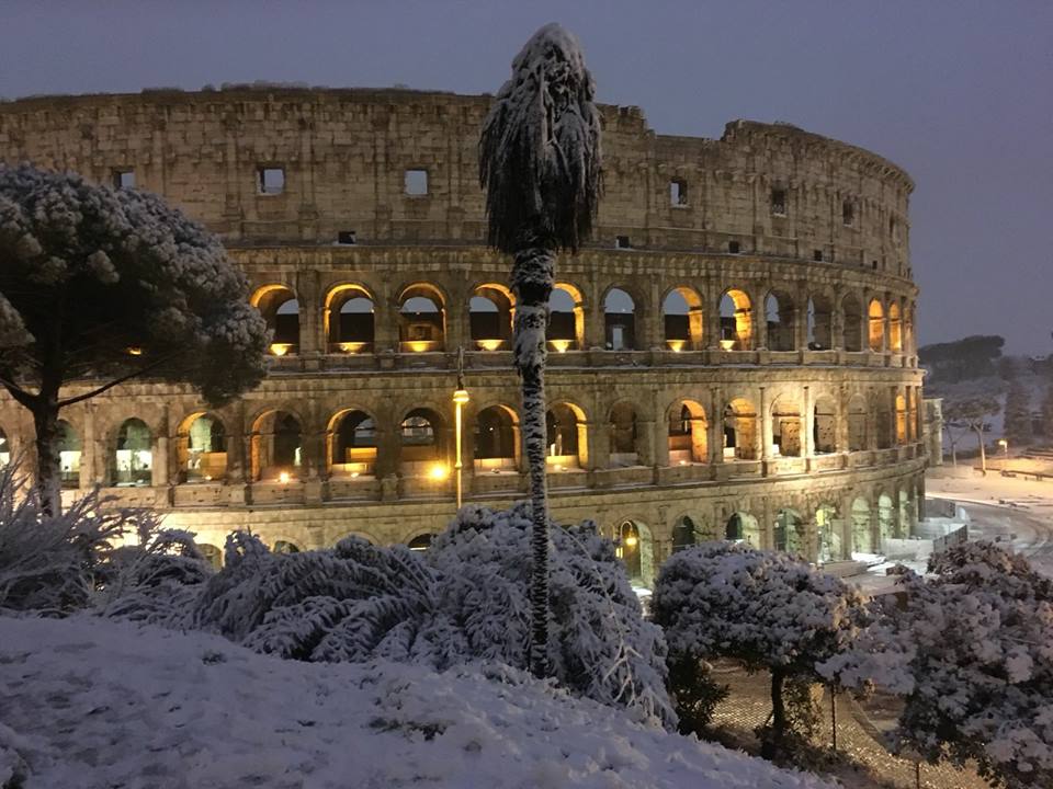 Le Colisée sous la neige le centre de Rome enneigé