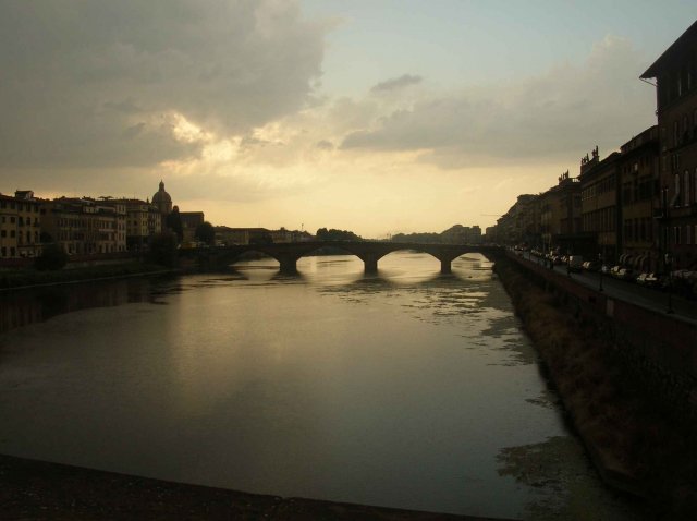 Vue depuis le pont des bijoutiers au coucher du Soleil à Florence