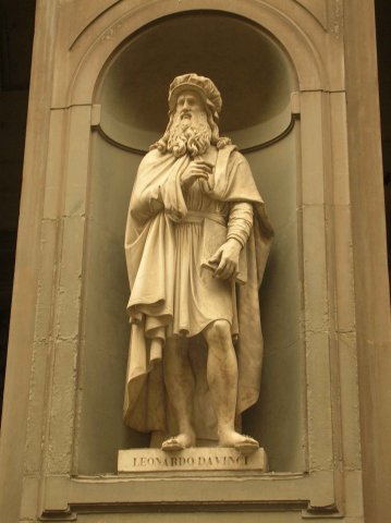 LA STATUT de Florence et de Leonard de Vinci personnage le plus celebre de l epoque de la renaissance