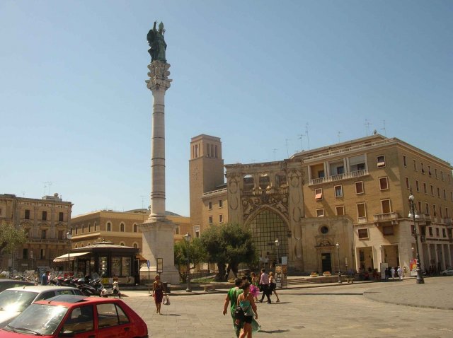 Statut du saint patron dans la grande place de Lecce dans les Pouilles