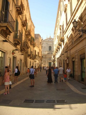 rue fréquentée de Lecce