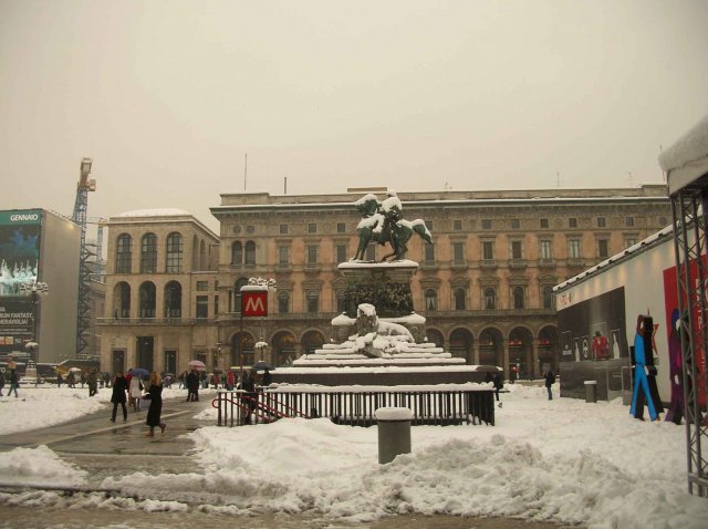 statut devant le duomo de Milan