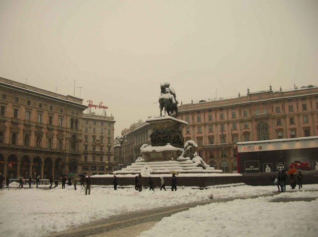 devant le duomo de Milan