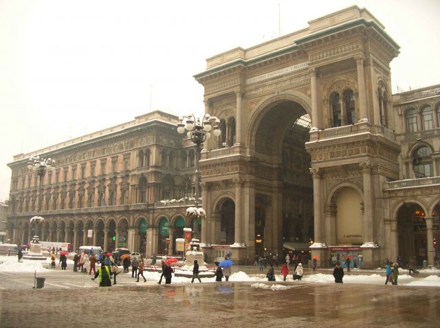 le grand arc devant le duomo de Milan