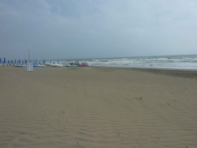 Photos de grande plage de sable fin en arribant sur Orbetello