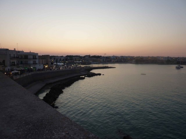 coucher de soleil dans une ville des Pouilles