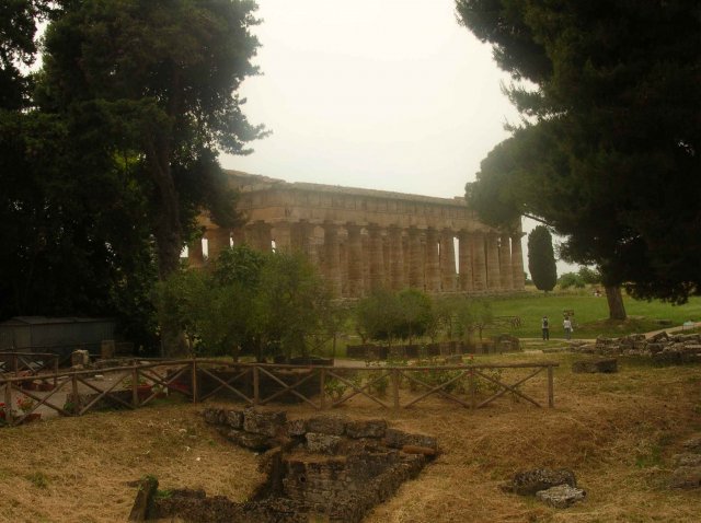 vue de cote de temple romain dans le sud de Naples