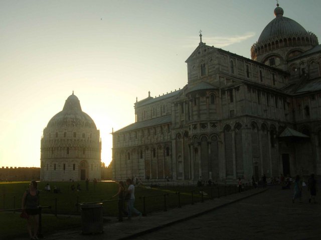 Coucher de Soleil sur la tour de Pise et la place des miracles