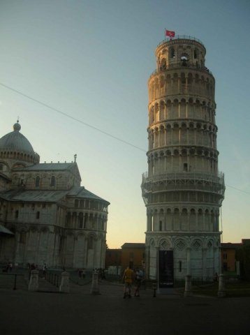 La tour de Pise au coucher du soleil