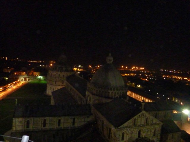 Baptistere et Duomo vue de la tour de Pise avec les lumieres de la nuit