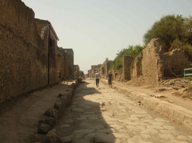 Photos de rue pavée de avec ses murs de maison bien conservé à Pompei