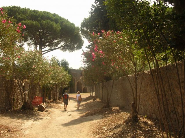 Voie ombragée de Pompei donnant sur le théâtre