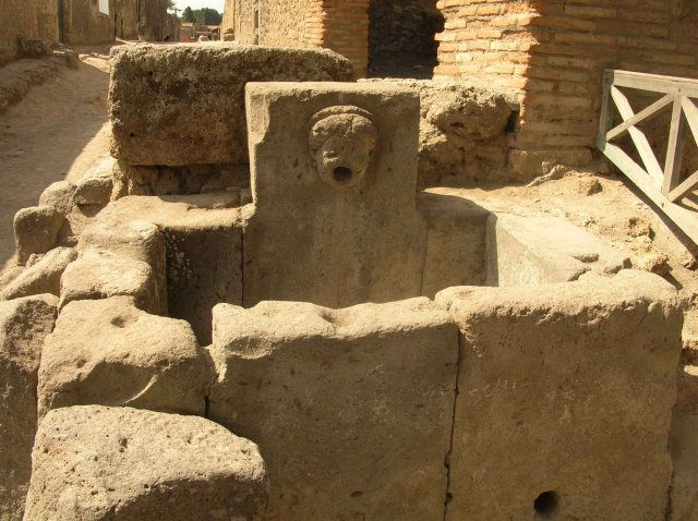 Photos ancien point d'eau ou fontaine dans Pompei