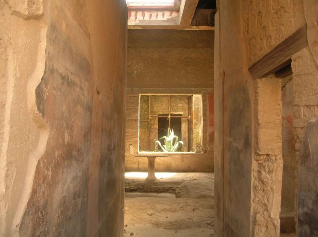 Photos couloir dans une maison de Pompei donnant sur le patio central
