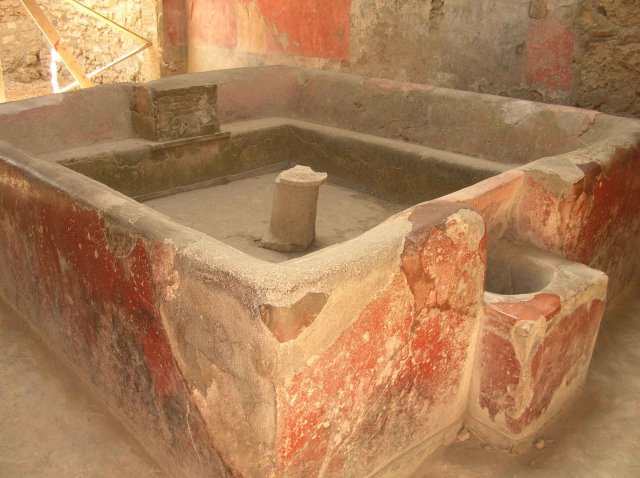 Fontaîne décorative au centre d'une piéce à Pompei