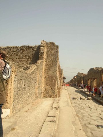 Les rues de pompei sont très longues et pavées