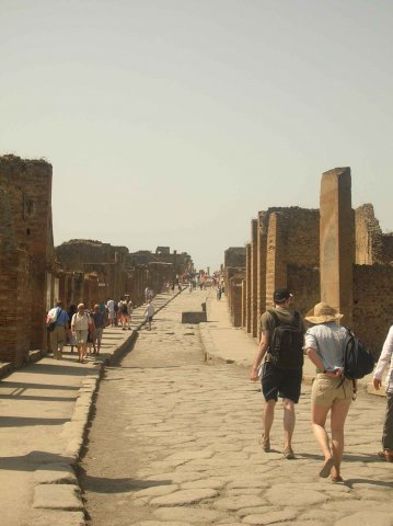 la plus grande et plus fréquantée rue de Pompei